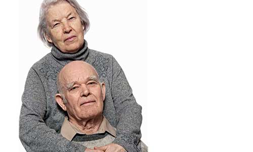 Ett äldre par omfamnar varandra
